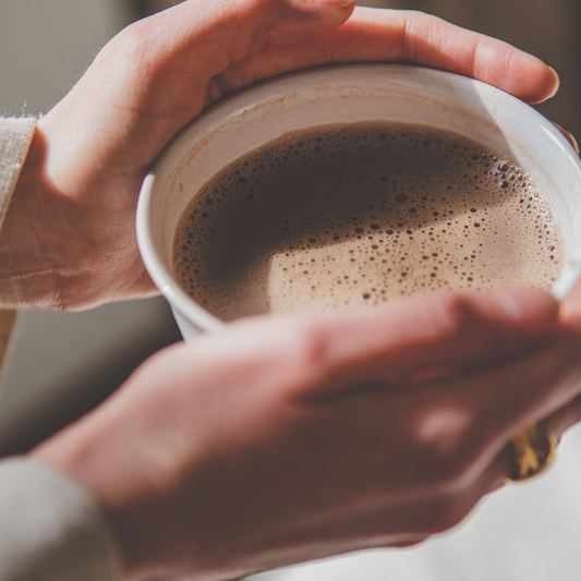 Njut av en kopp med cacao